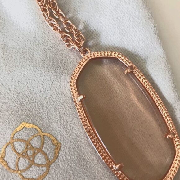 KENDRA SCOTT ROSE GOLD RAYNE NECKLACE WITH A PEACH COLORED STONE!!! NWOT!!! - Picture 3 of 3